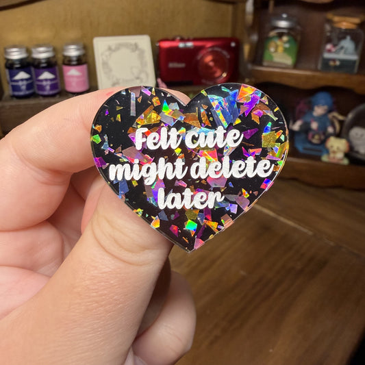 [Contrôle technique] Broche "Felt cute might delete later" en acrylique noire avec des éclats de confettis multicolores