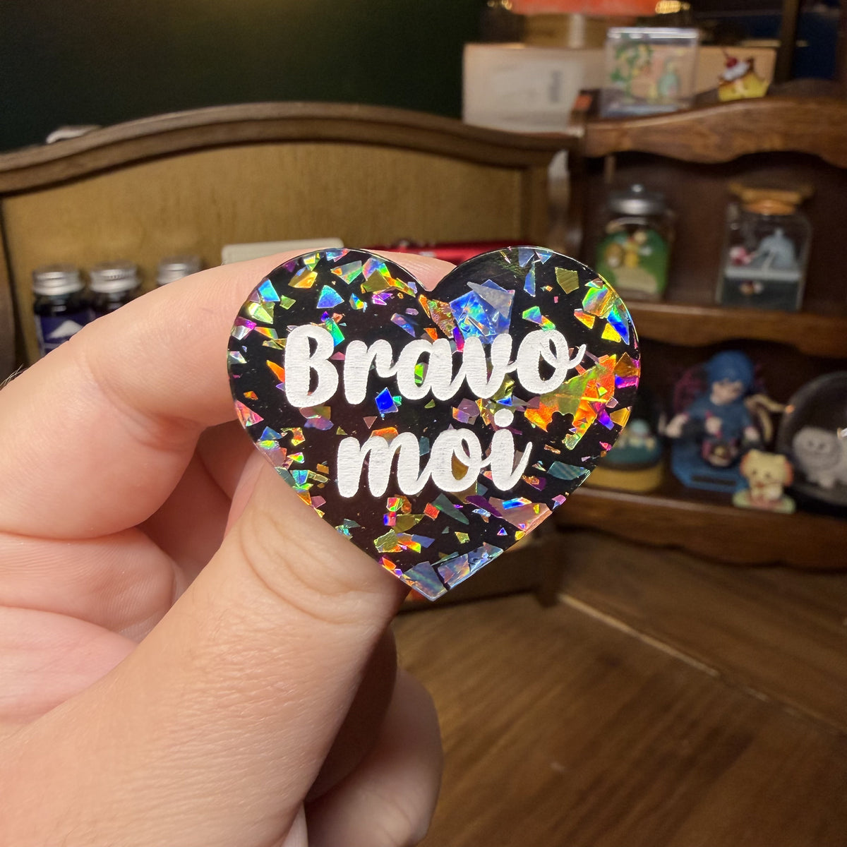[Contrôle technique] Broche "Bravo moi" en acrylique noire avec des éclats de confettis multicolores