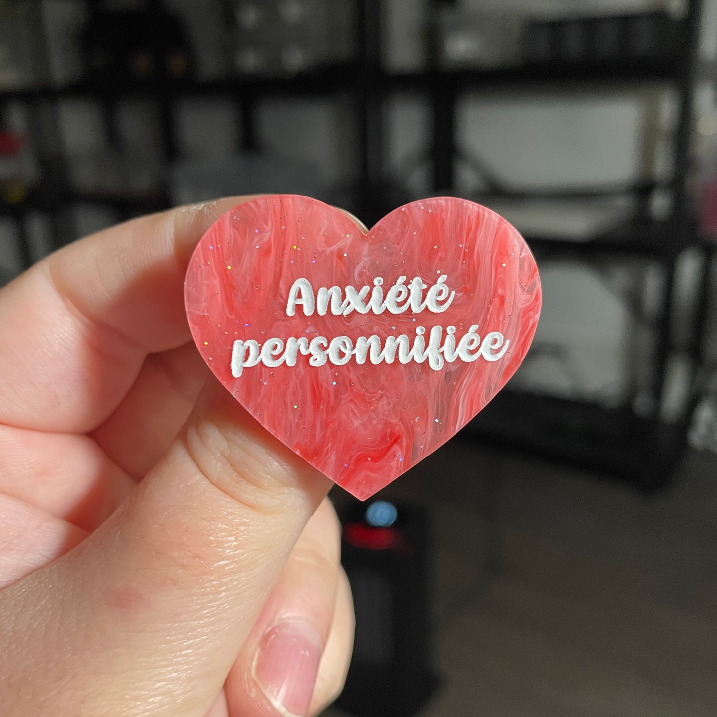 Broche "Anxiété personnifiée" en acrylique marbrée rouge et rose