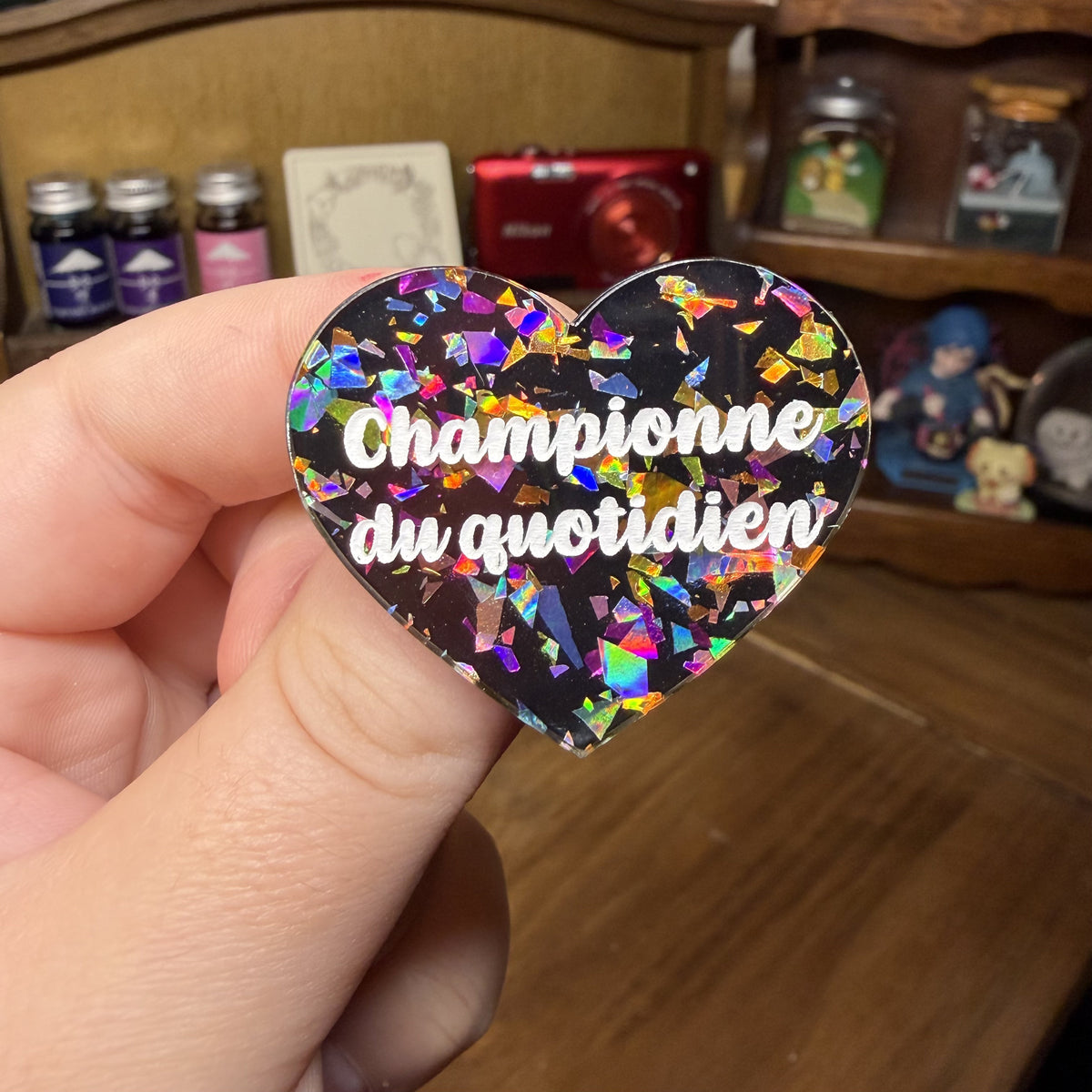 [Contrôle technique] Broche "Championne du quotidien" en acrylique noire avec des éclats de confettis multicolores