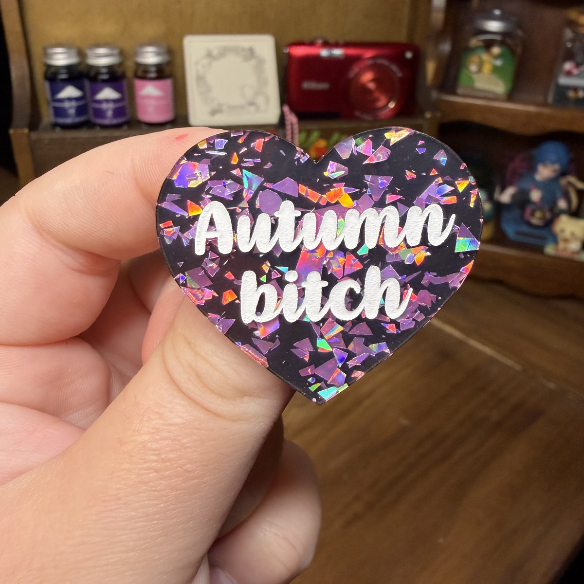 [Contrôle technique] Broche "Autumn bitch" en acrylique noire avec des éclats de confettis roses