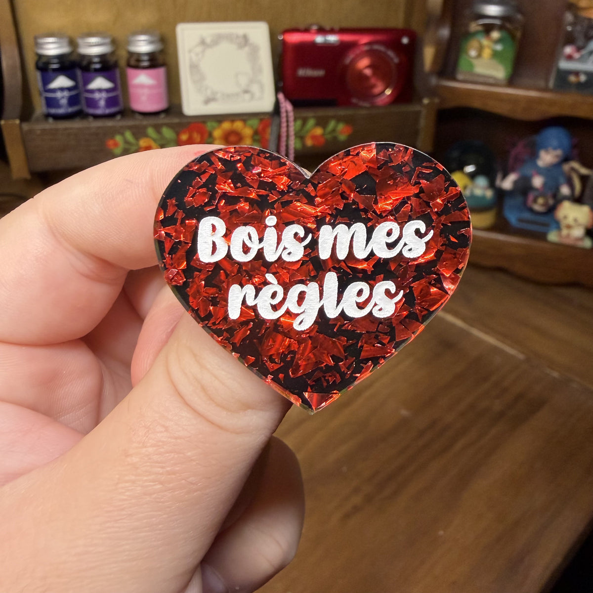 [Contrôle technique] Broche "Bois mes règles" en acrylique noire avec des éclats de confettis rouges
