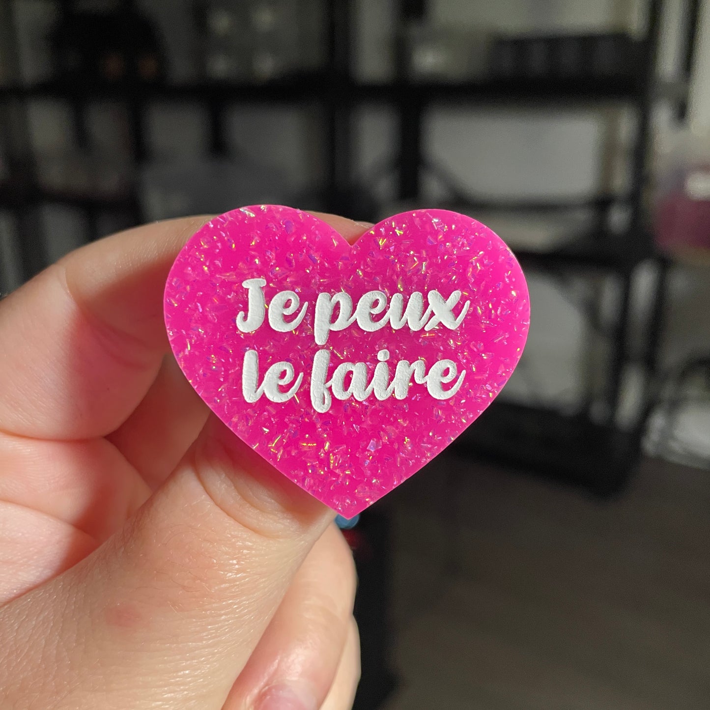 Broche "Je peux le faire" en acrylique rose à paillettes