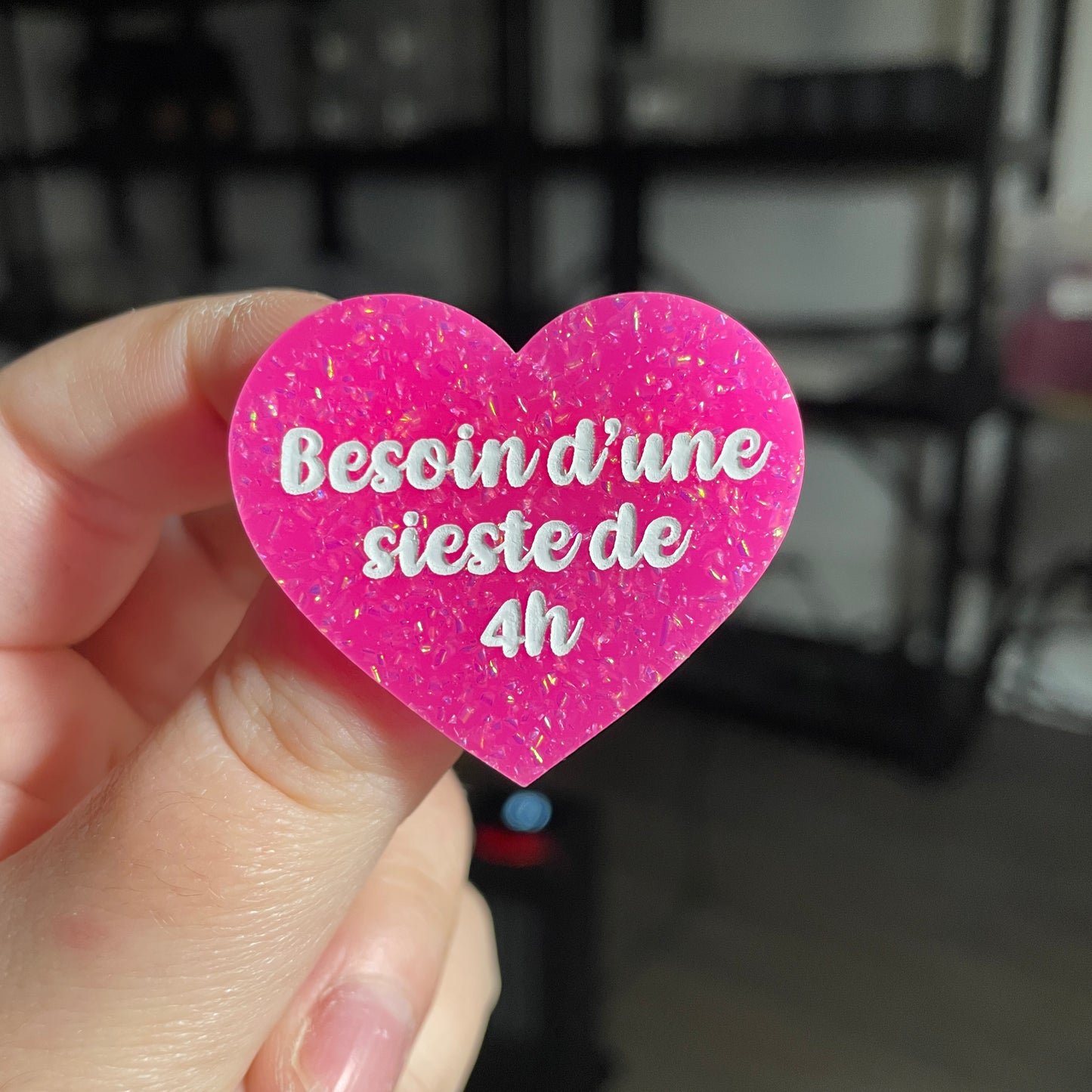 Broche "Besoin d'une sieste de 4h" en acrylique rose à paillettes