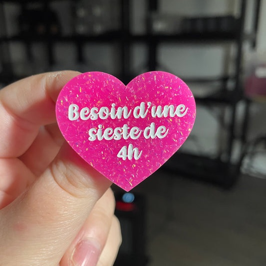 Broche "Besoin d'une sieste de 4h" en acrylique rose à paillettes
