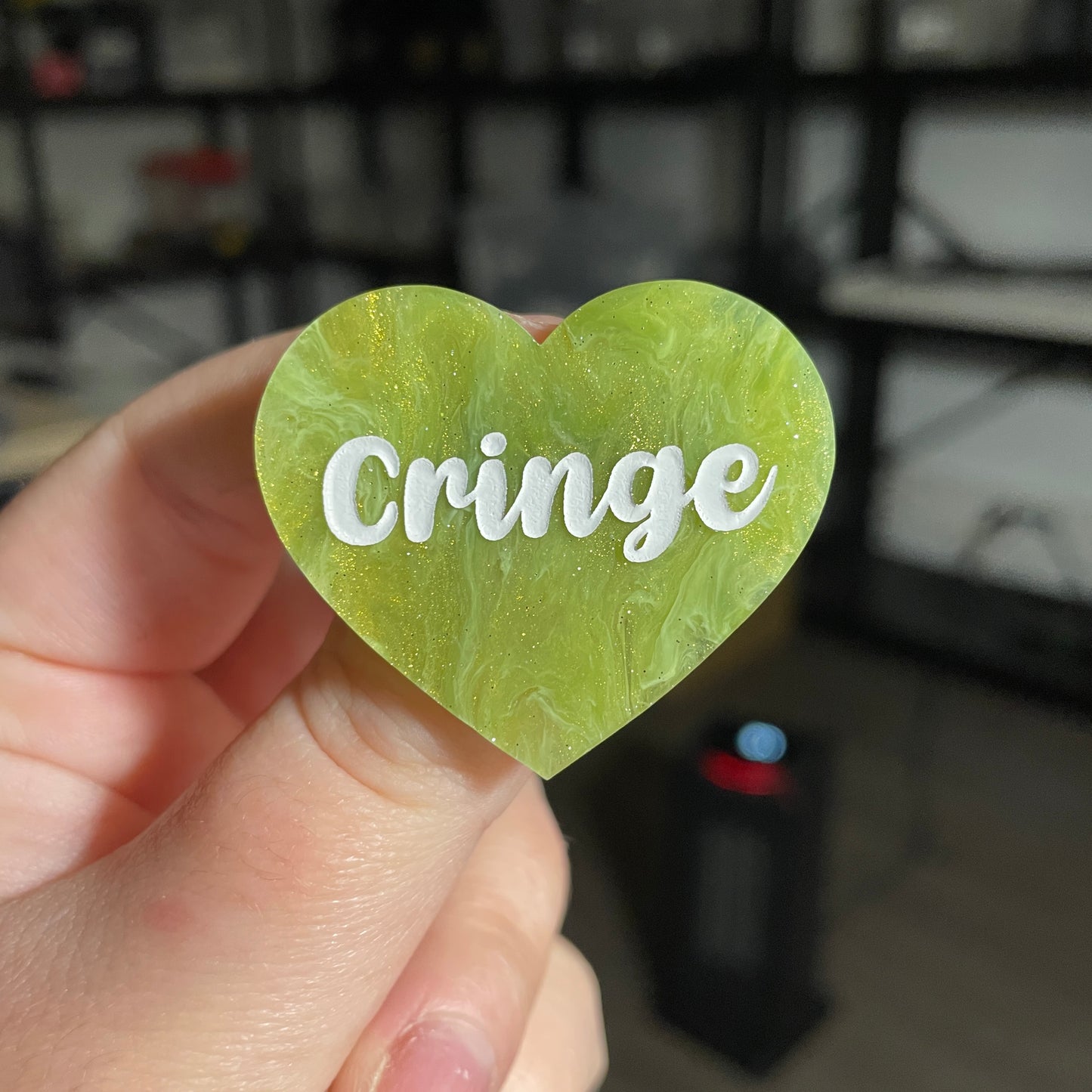 Broche "Cringe" en acrylique marbrée verte et dorée