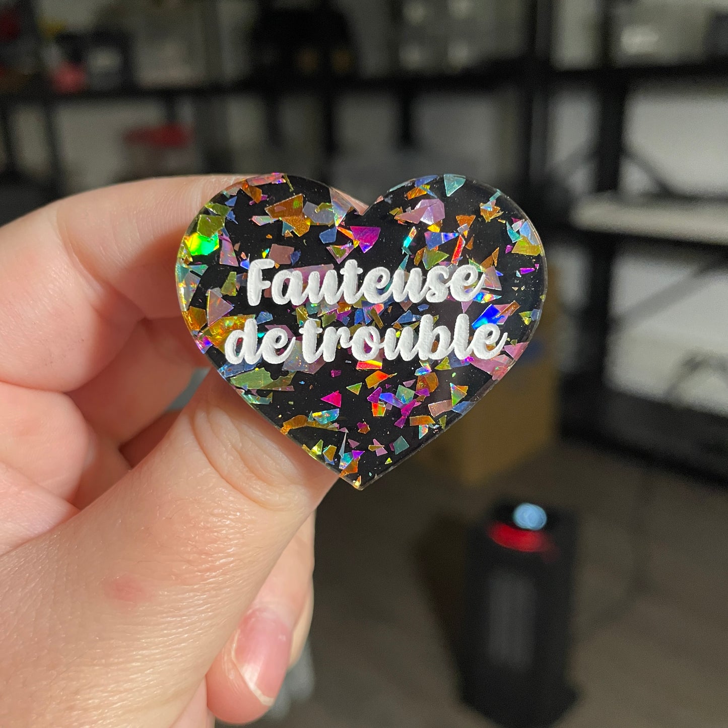 Broche "Fauteuse de troubles" en acrylique noire avec des éclats de confettis multicolores