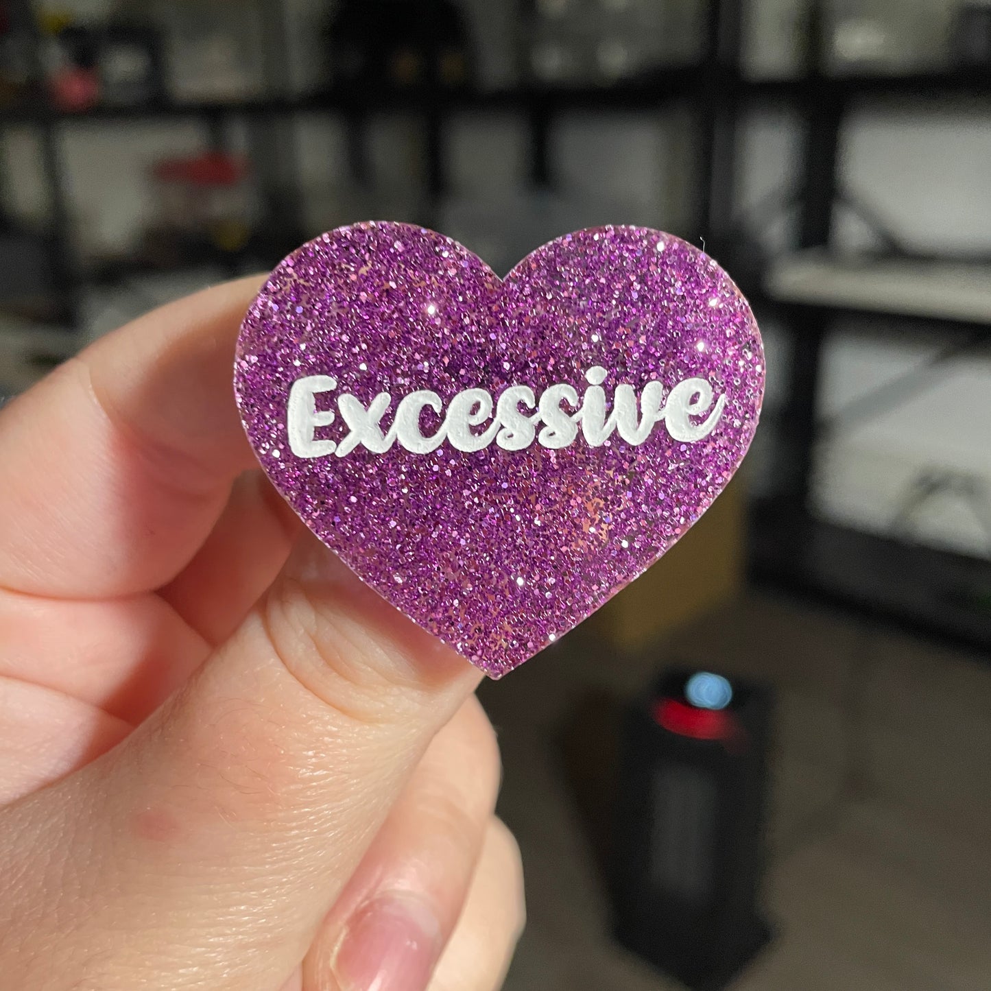 Broche "Excessive" en acrylique à paillettes violettes