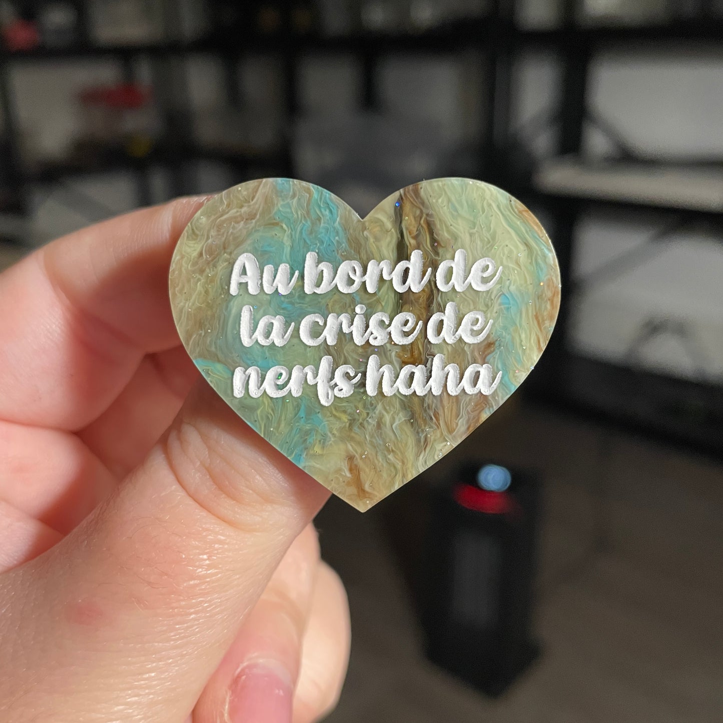 Broche "Au bord de la crise de nerfs haha" en acrylique marbrée bleue et marron
