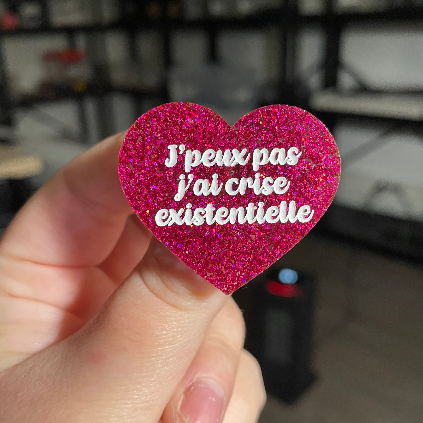 Broche "J'peux pas j'ai crise existentielle" en acrylique à paillettes roses