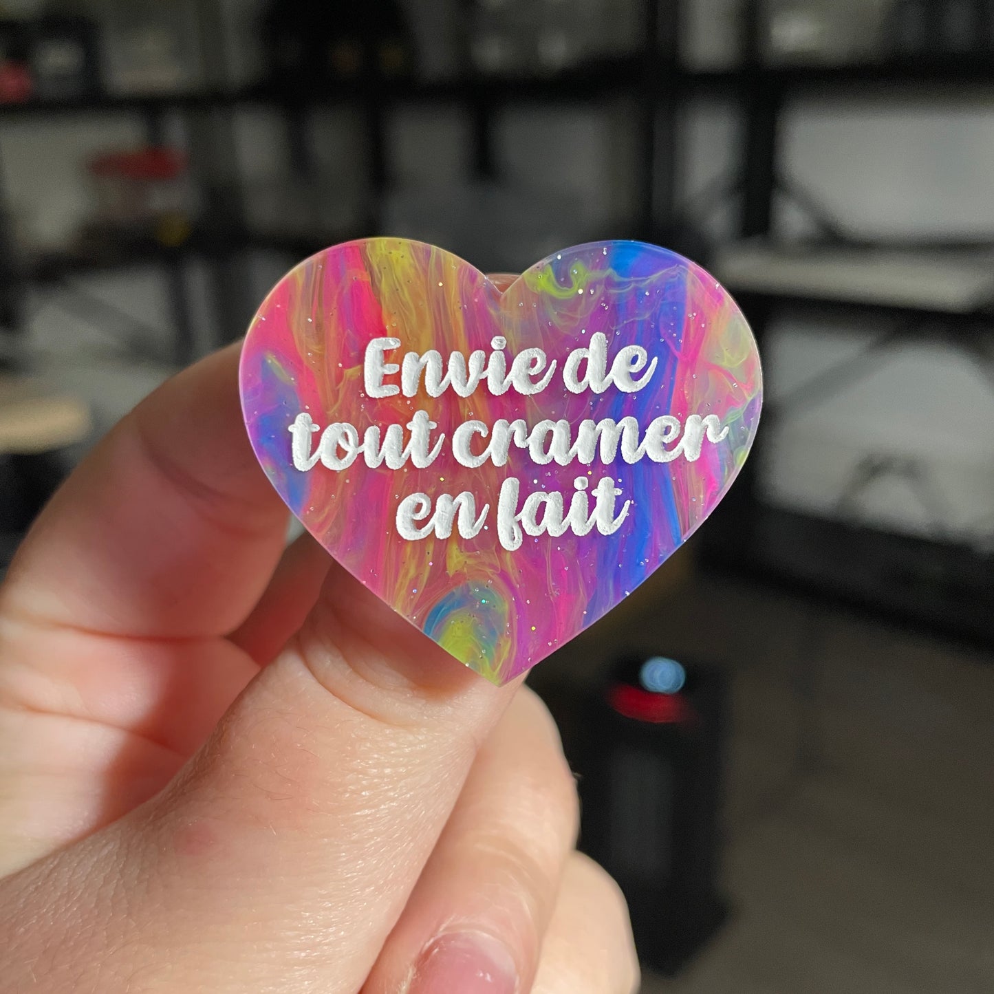 Broche "Envie de tout cramer en fait" en acrylique semi transparente marbrée multicolore