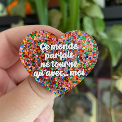 Broche "Ce monde parfait ne tourne qu'avec... moi" en acrylique avec des confettis multicolores