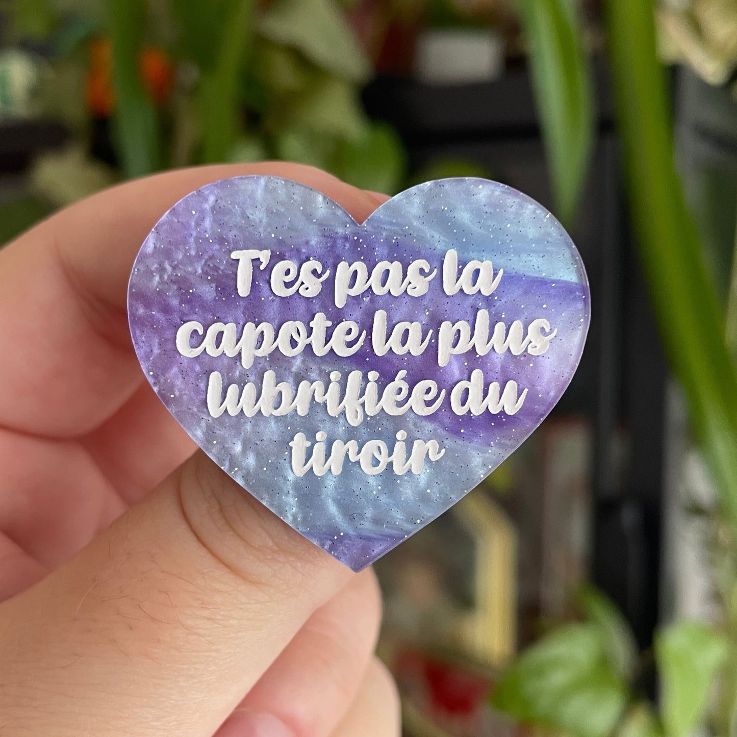Broche "T'es pas la capote la plus lubrifiée du tiroir" en acrylique marbrée bleue, violette et blanche