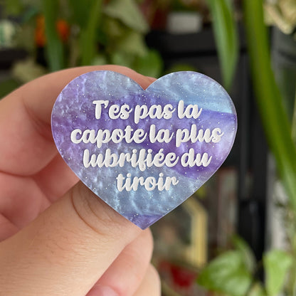 Broche "T'es pas la capote la plus lubrifiée du tiroir" en acrylique marbrée bleue, violette et blanche