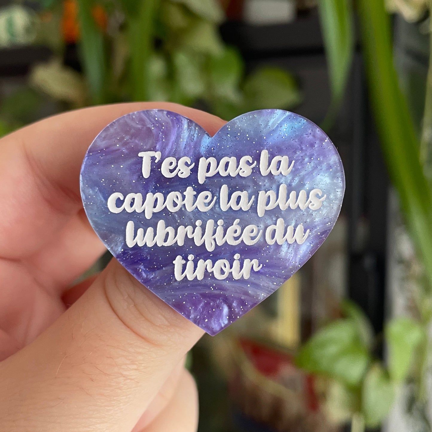 Broche "T'es pas la capote la plus lubrifiée du tiroir" en acrylique marbrée bleue, violette et blanche