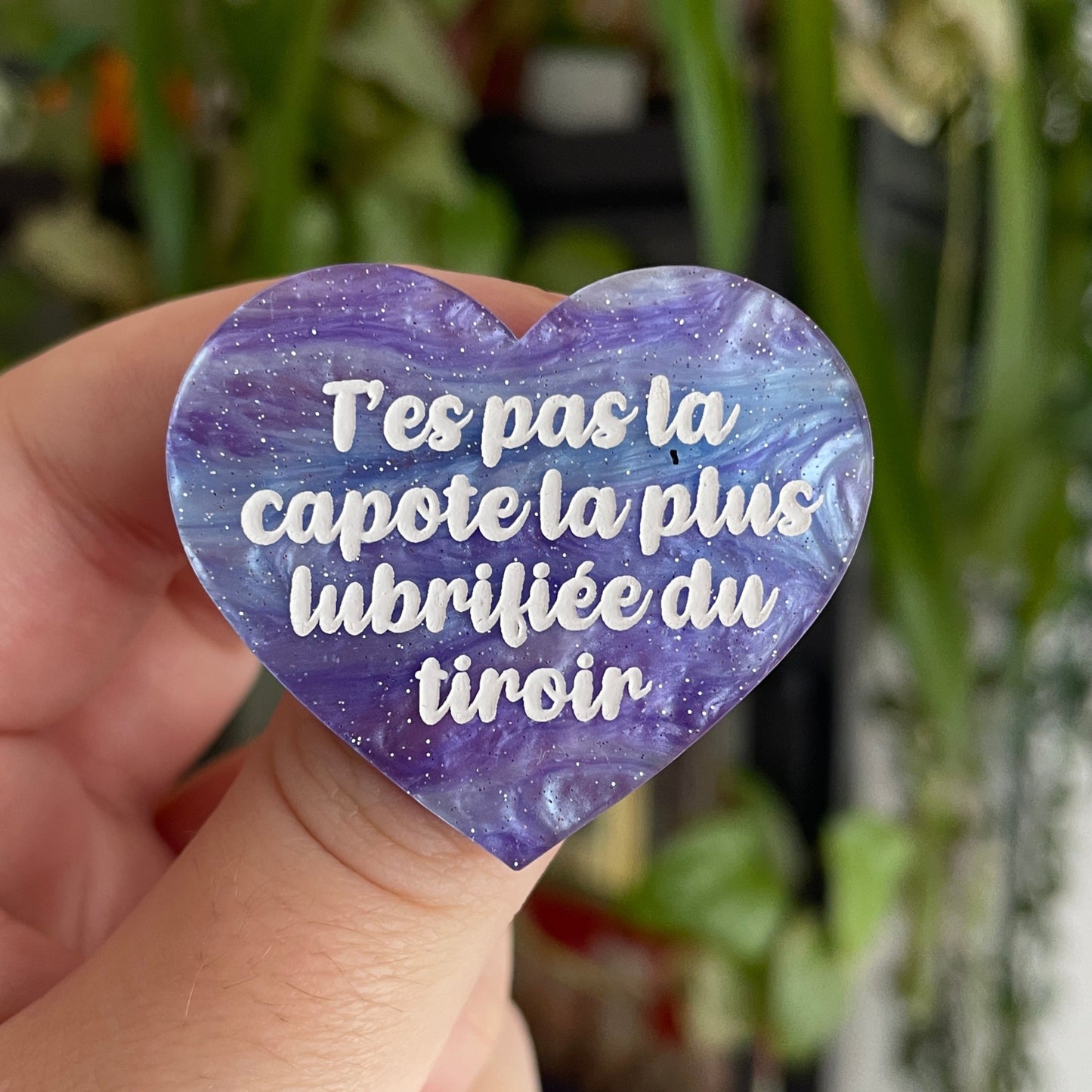 Broche "T'es pas la capote la plus lubrifiée du tiroir" en acrylique marbrée bleue, violette et blanche