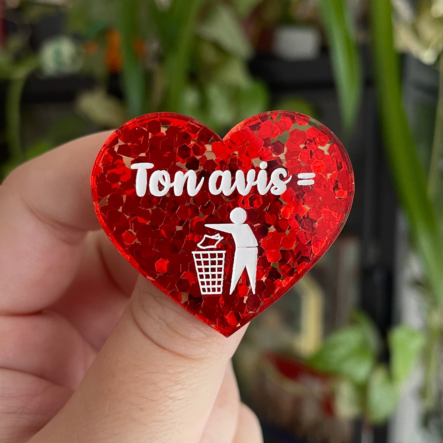 Broche "Ton avis = poubelle" en acrylique semi-transparente avec des confettis rouges
