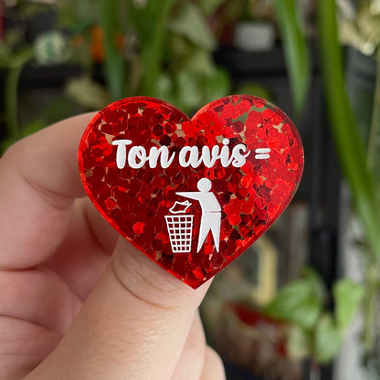 Broche "Ton avis = poubelle" en acrylique semi-transparente avec des confettis rouges