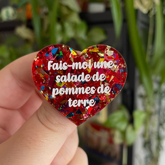 Broche "Fais-moi une salade de pommes de terre" en acrylique avec des gros confettis rouges et multicolores