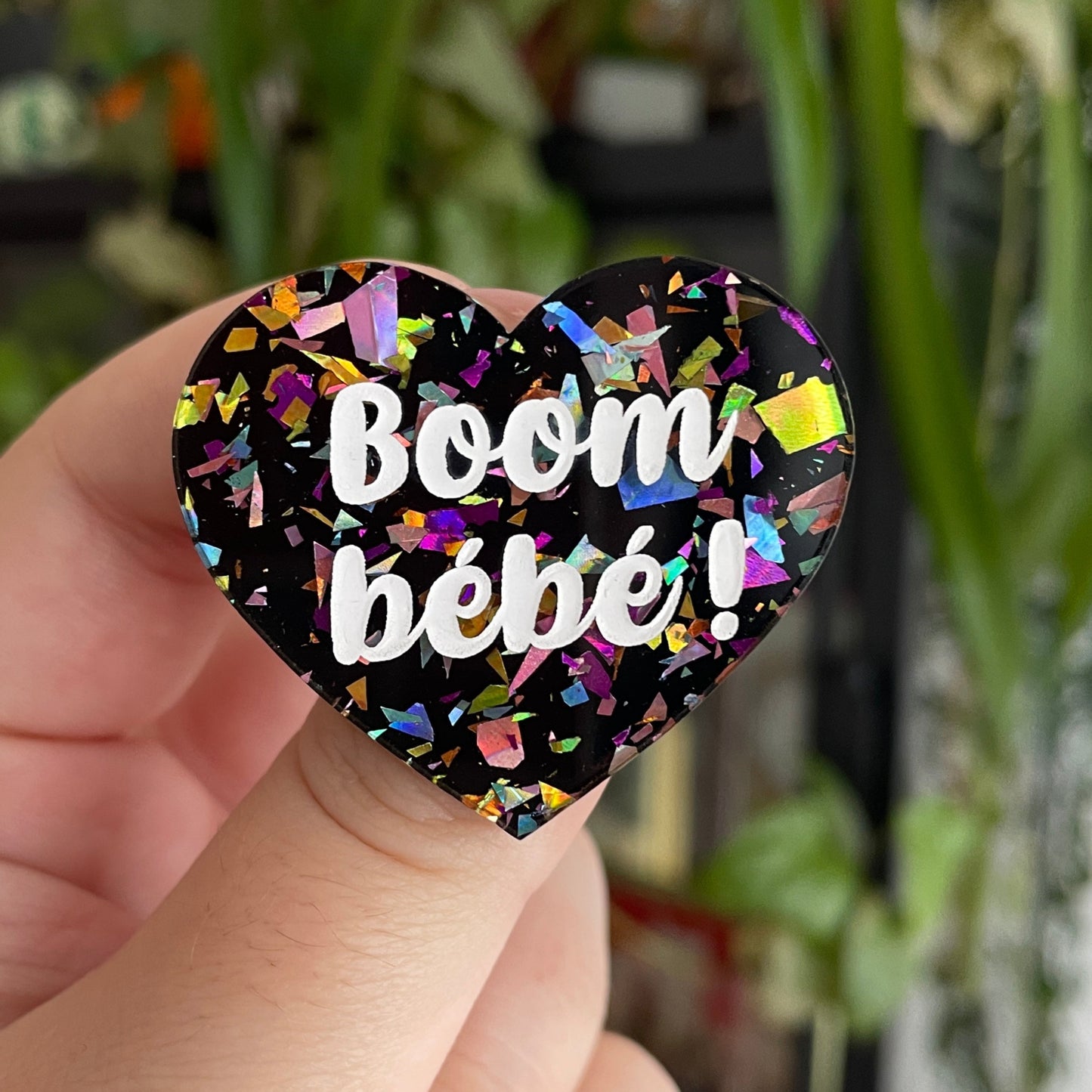 Broche "Boom bébé !" en acrylique noire avec des éclats de confettis multicolores