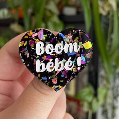 Broche "Boom bébé !" en acrylique noire avec des éclats de confettis multicolores