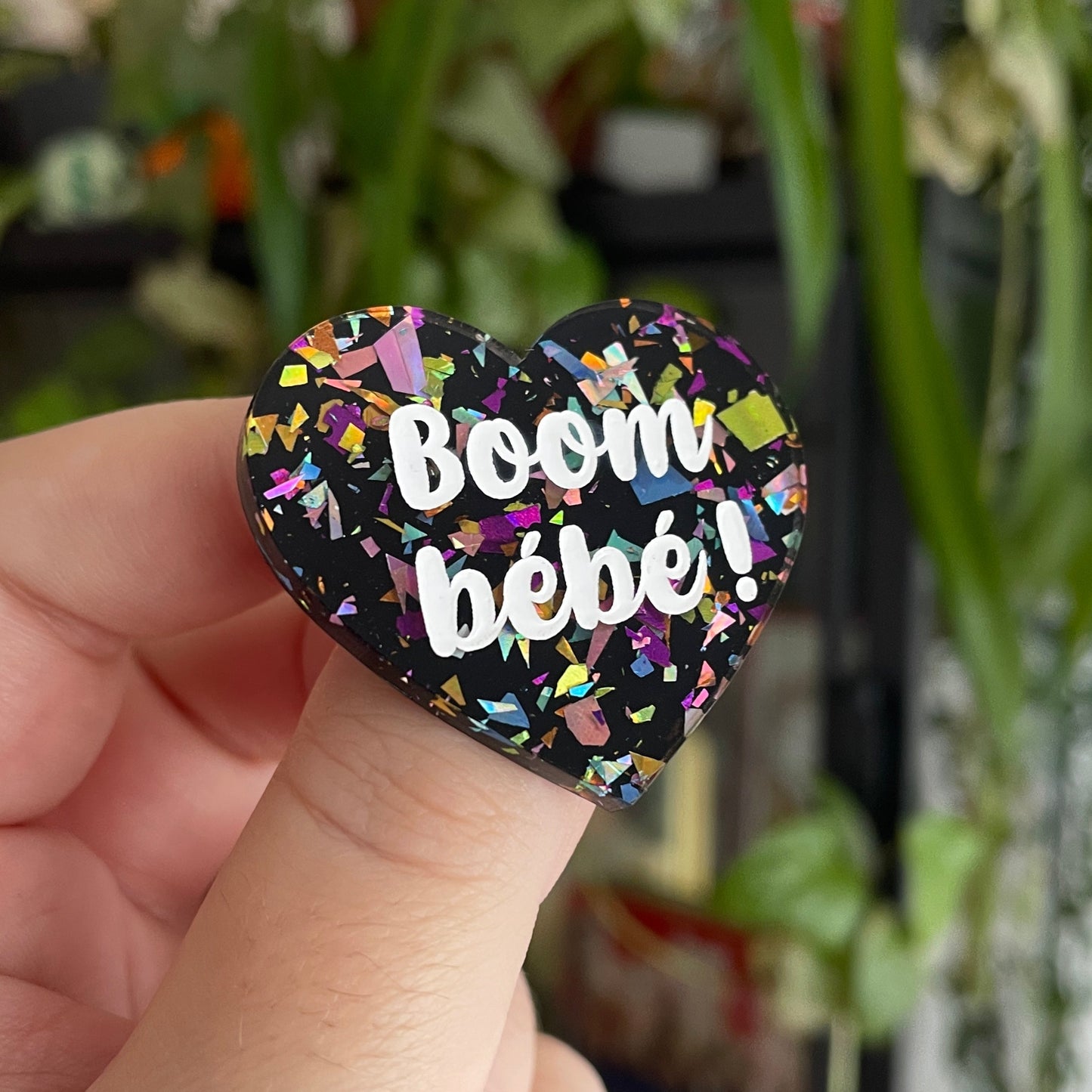 Broche "Boom bébé !" en acrylique noire avec des éclats de confettis multicolores