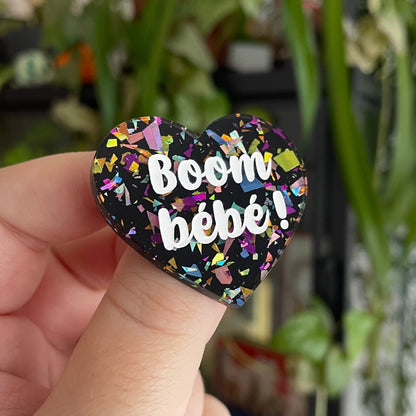 Broche "Boom bébé !" en acrylique noire avec des éclats de confettis multicolores
