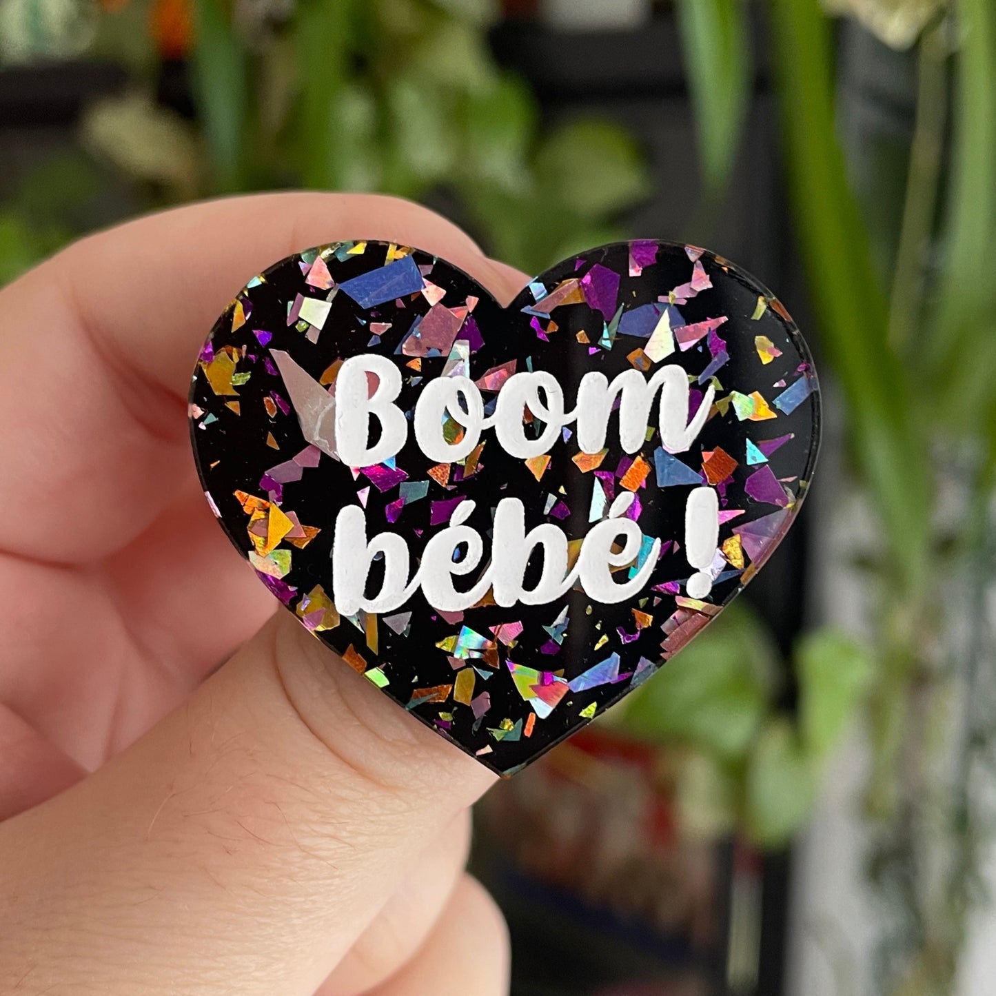Broche "Boom bébé !" en acrylique noire avec des éclats de confettis multicolores