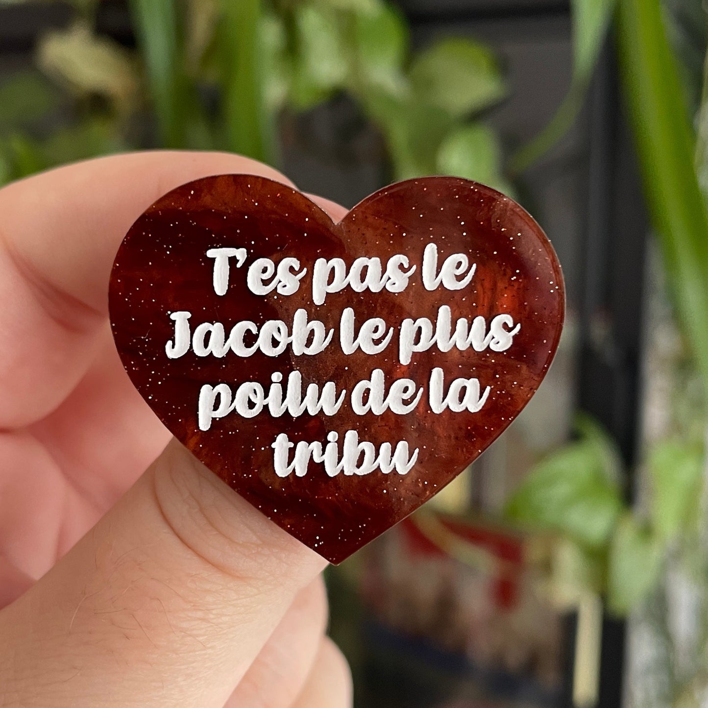 Broche "T'es pas le Jacob le plus poilu de la tribu" en acrylique marbrée marron à paillettes
