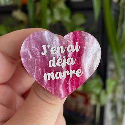 Broche "J'en ai déjà marre" en acrylique marbrée bleue, rose et blanche
