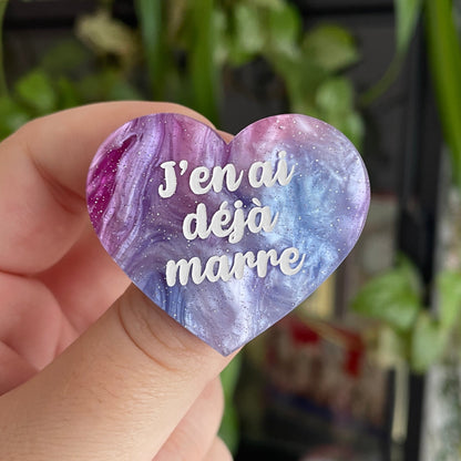 Broche "J'en ai déjà marre" en acrylique marbrée bleue, rose et blanche