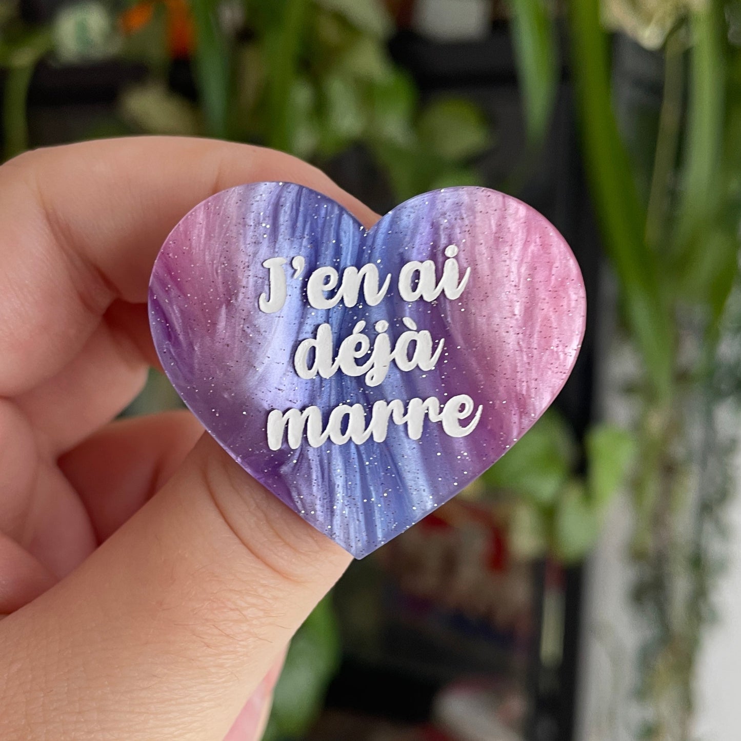 Broche "J'en ai déjà marre" en acrylique marbrée bleue, rose et blanche