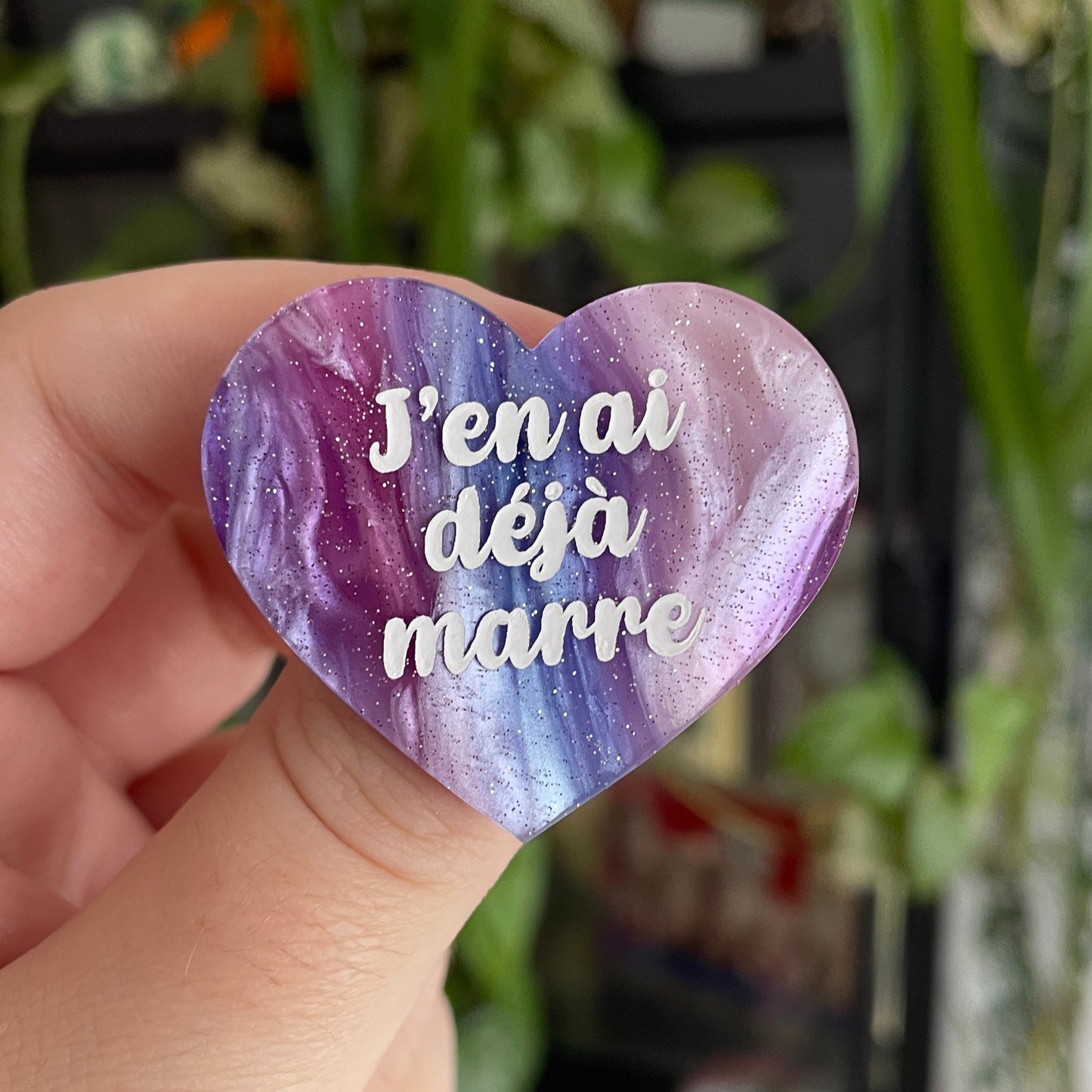 Broche "J'en ai déjà marre" en acrylique marbrée bleue, rose et blanche