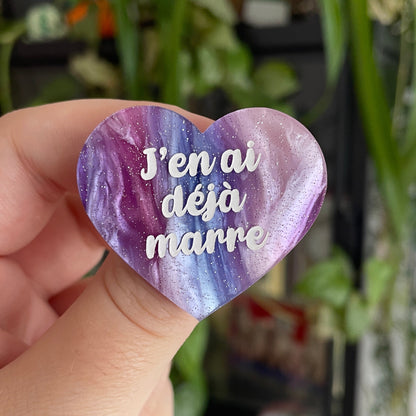 Broche "J'en ai déjà marre" en acrylique marbrée bleue, rose et blanche