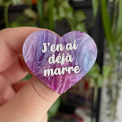 Broche "J'en ai déjà marre" en acrylique marbrée bleue, rose et blanche