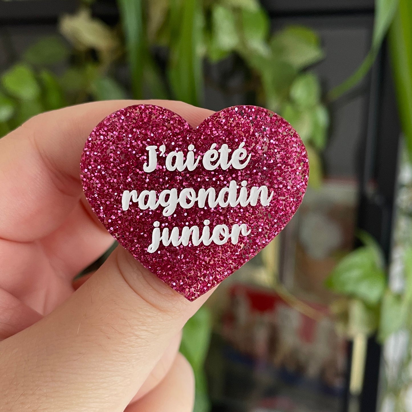 Broche "J'ai été ragondin junior" en acrylique à confettis magenta