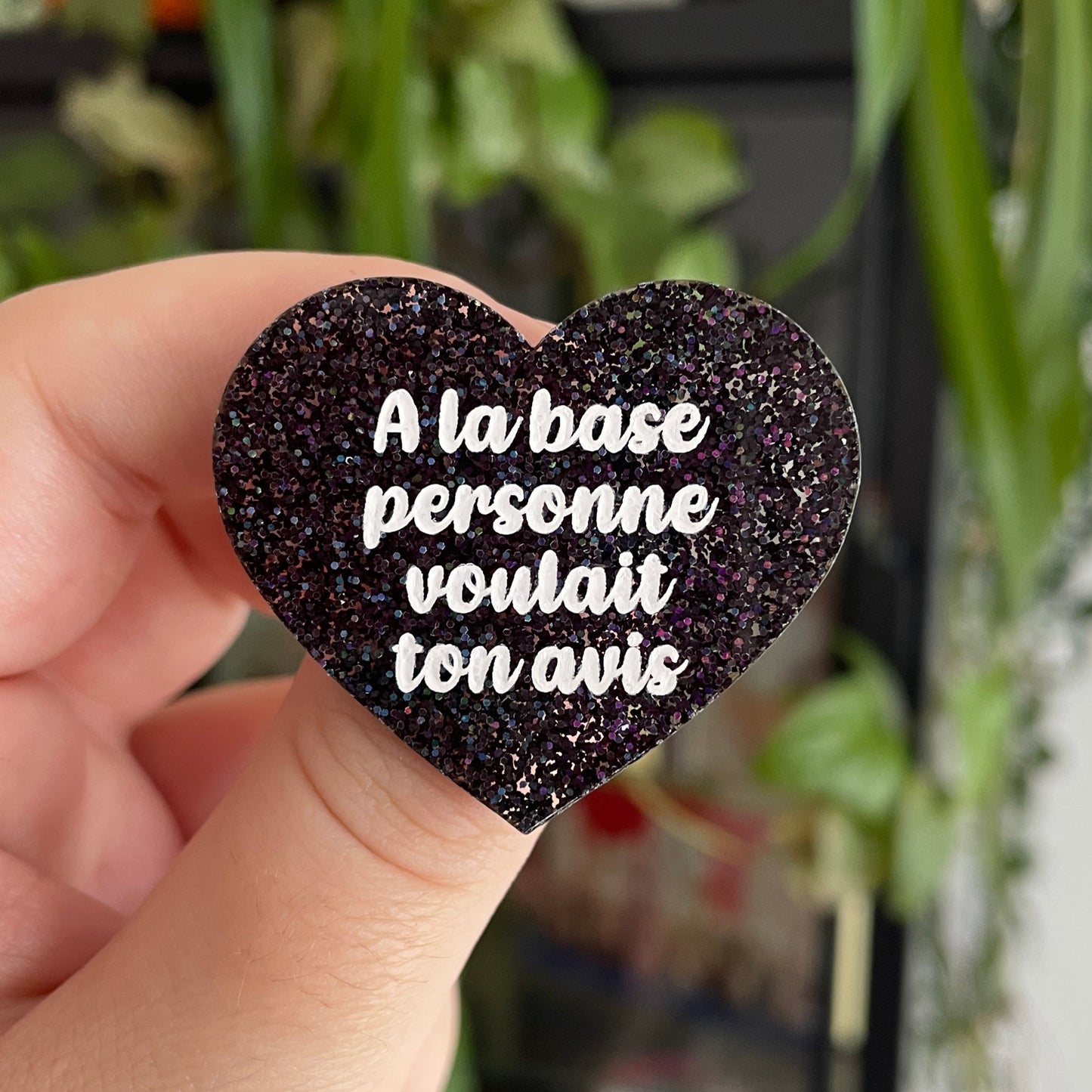 Broche "A la base personne voulait ton avis" en acrylique à paillettes noires holographiques