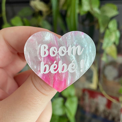 Broche "Boom bébé !" en acrylique marbrée blanche, rose et bleue