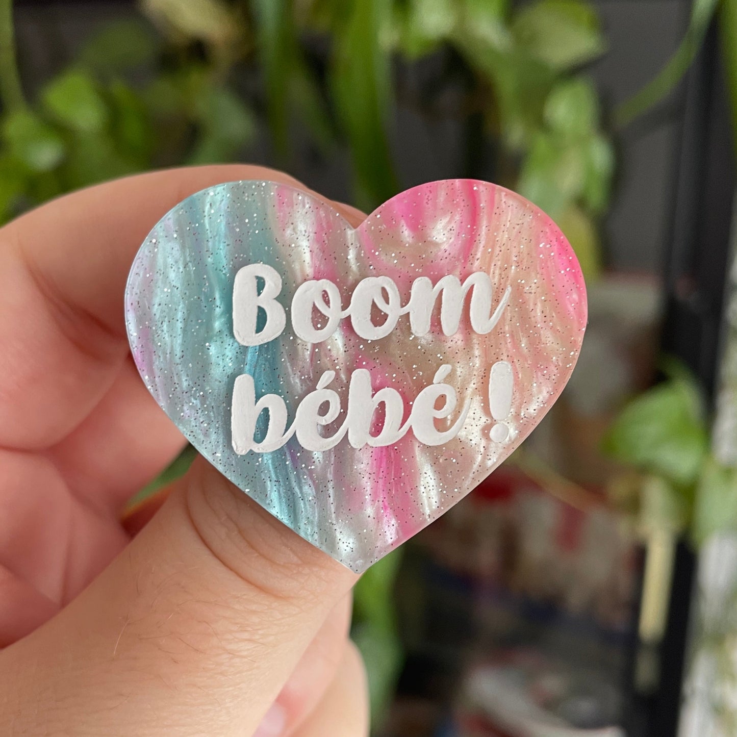 Broche "Boom bébé !" en acrylique marbrée blanche, rose et bleue