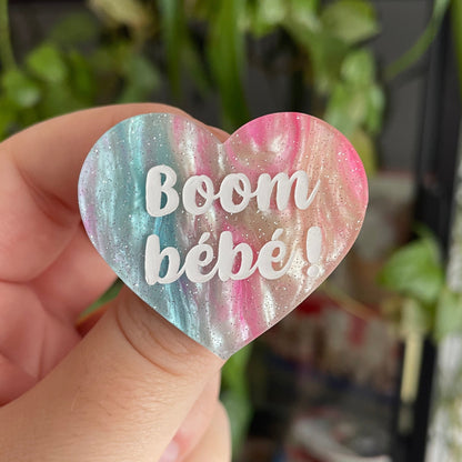 Broche "Boom bébé !" en acrylique marbrée blanche, rose et bleue