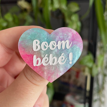 Broche "Boom bébé !" en acrylique marbrée blanche, rose et bleue