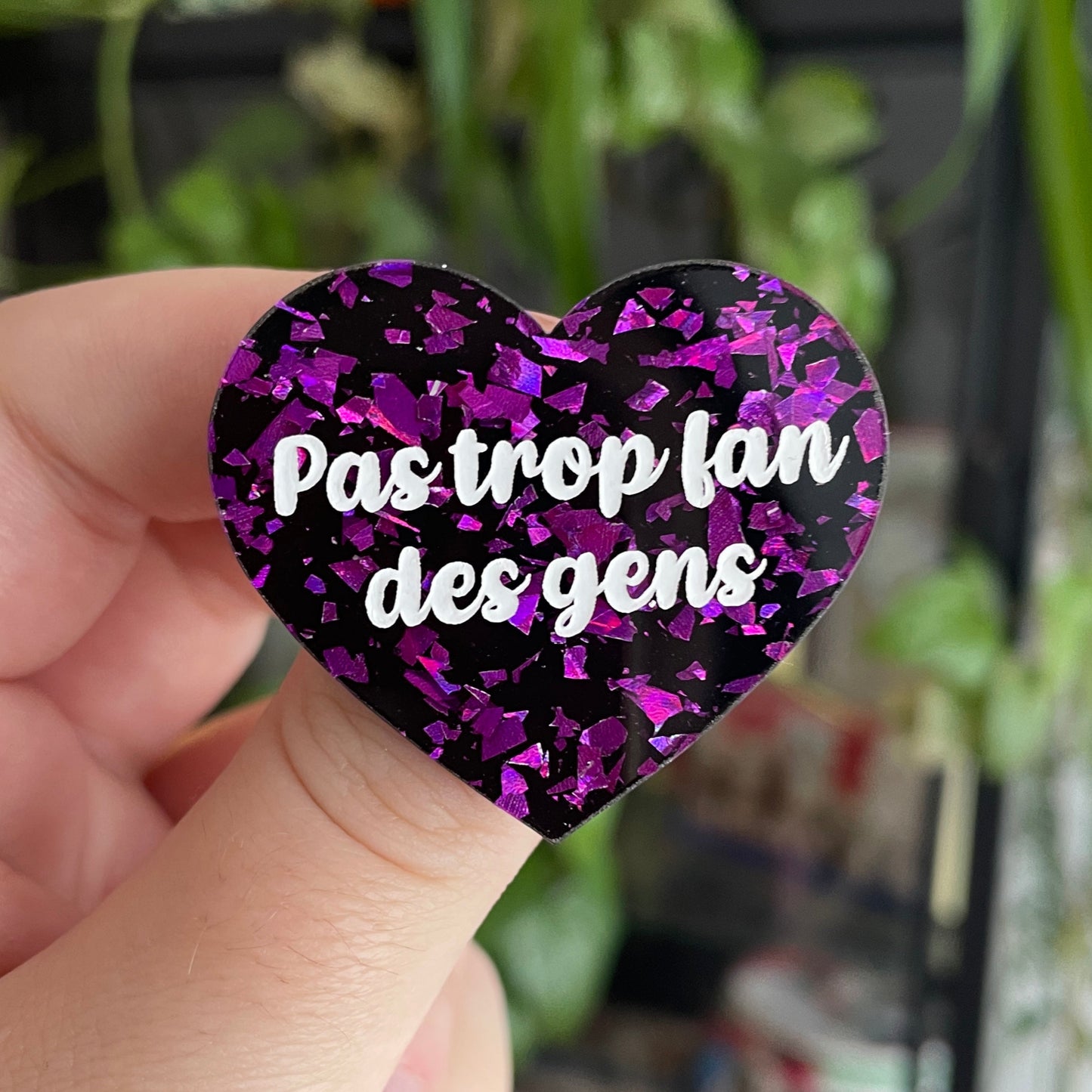 Broche "Pas trop fan des gens" en acrylique noire avec des éclats de confettis violets