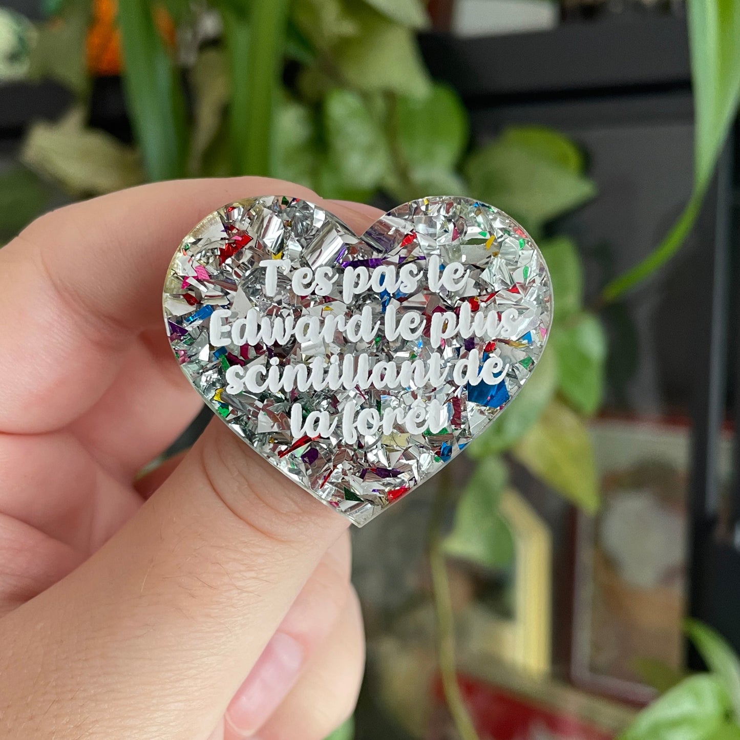 Broche "T'es pas le Edward le plus scintillant de la forêt" en acrylique transparente à gros confettis argentés et multicolores