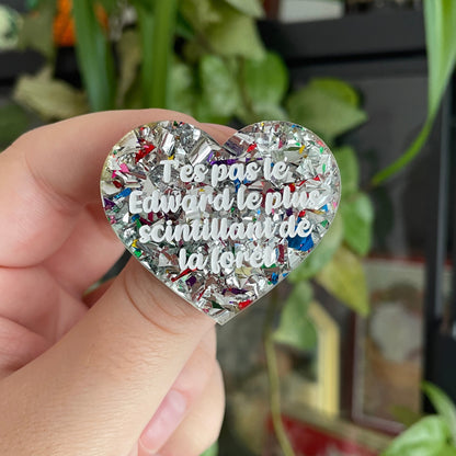 Broche "T'es pas le Edward le plus scintillant de la forêt" en acrylique transparente à gros confettis argentés et multicolores