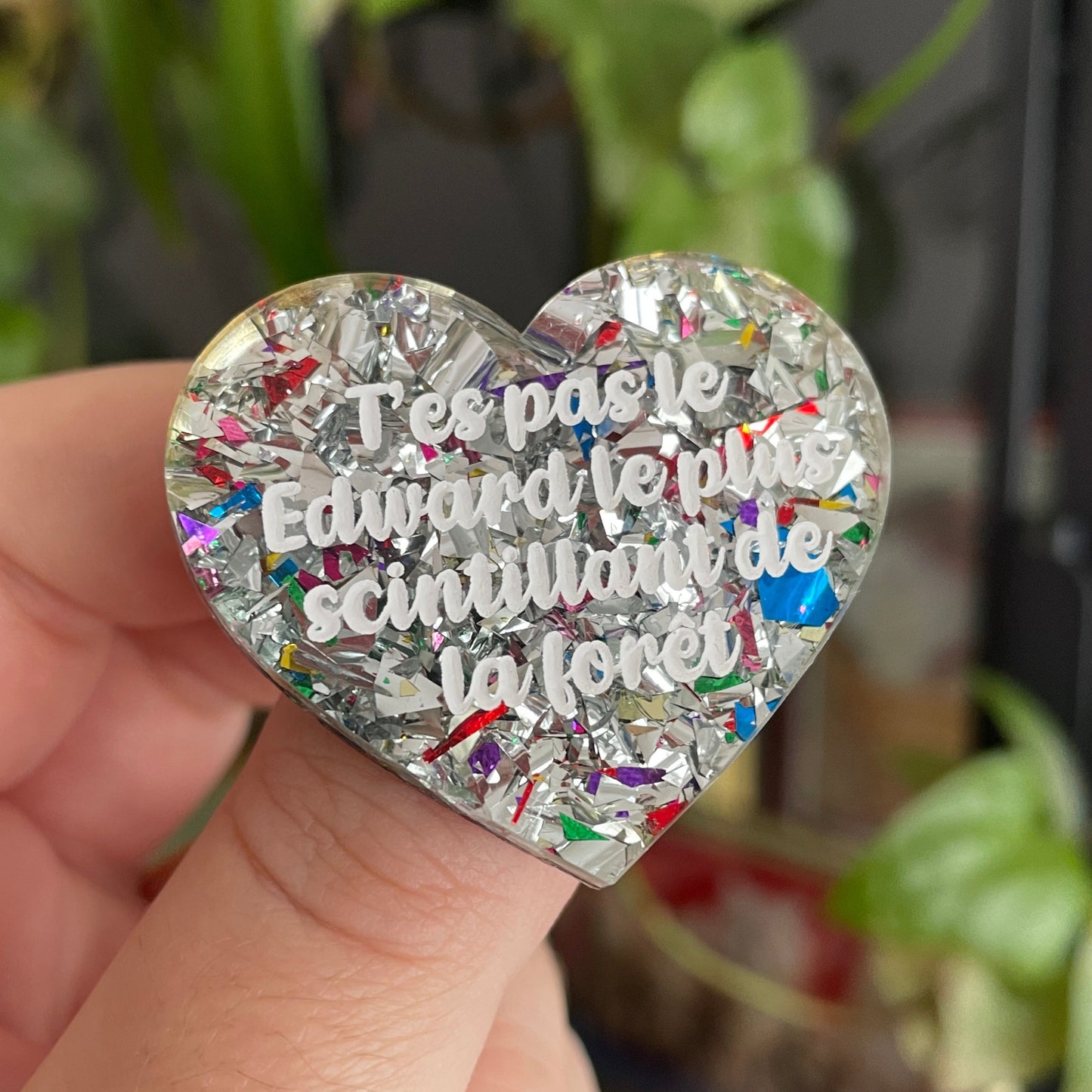 Broche "T'es pas le Edward le plus scintillant de la forêt" en acrylique transparente à gros confettis argentés et multicolores