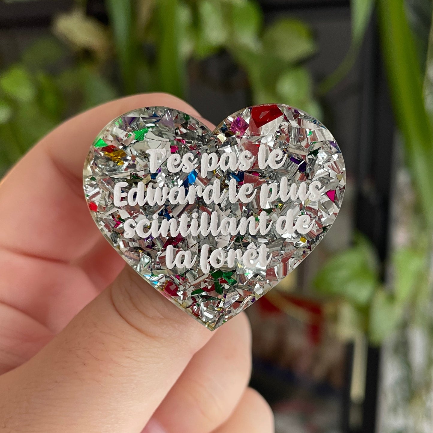 Broche "T'es pas le Edward le plus scintillant de la forêt" en acrylique transparente à gros confettis argentés et multicolores