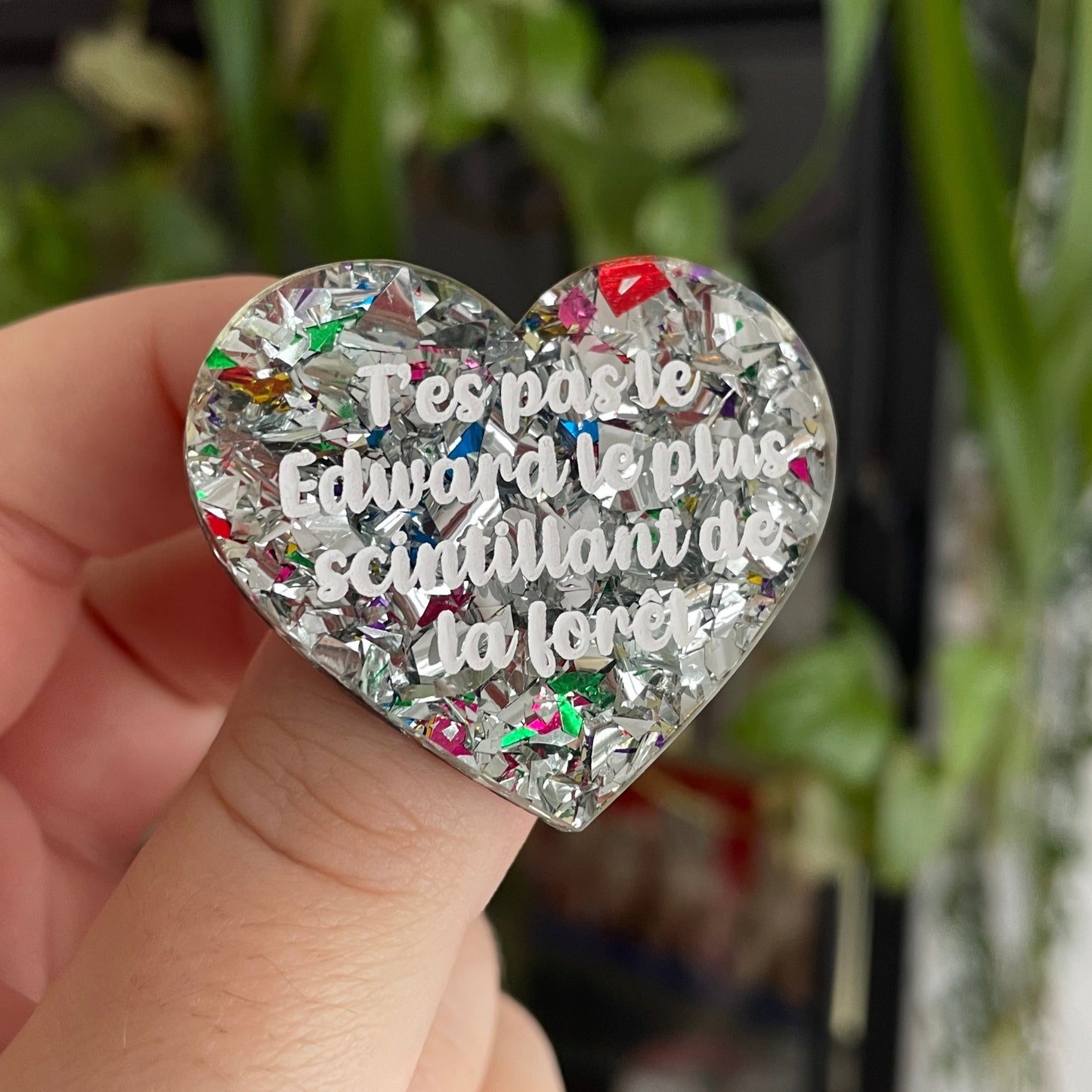 Broche "T'es pas le Edward le plus scintillant de la forêt" en acrylique transparente à gros confettis argentés et multicolores