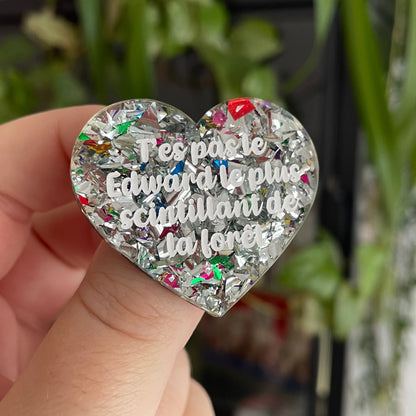 Broche "T'es pas le Edward le plus scintillant de la forêt" en acrylique transparente à gros confettis argentés et multicolores