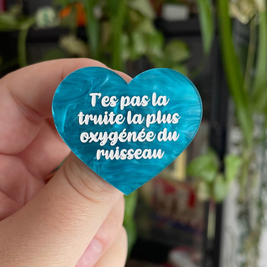 Broche "T'es pas la truite la plus oxygénée du ruisseau" en acrylique marbrée bleue