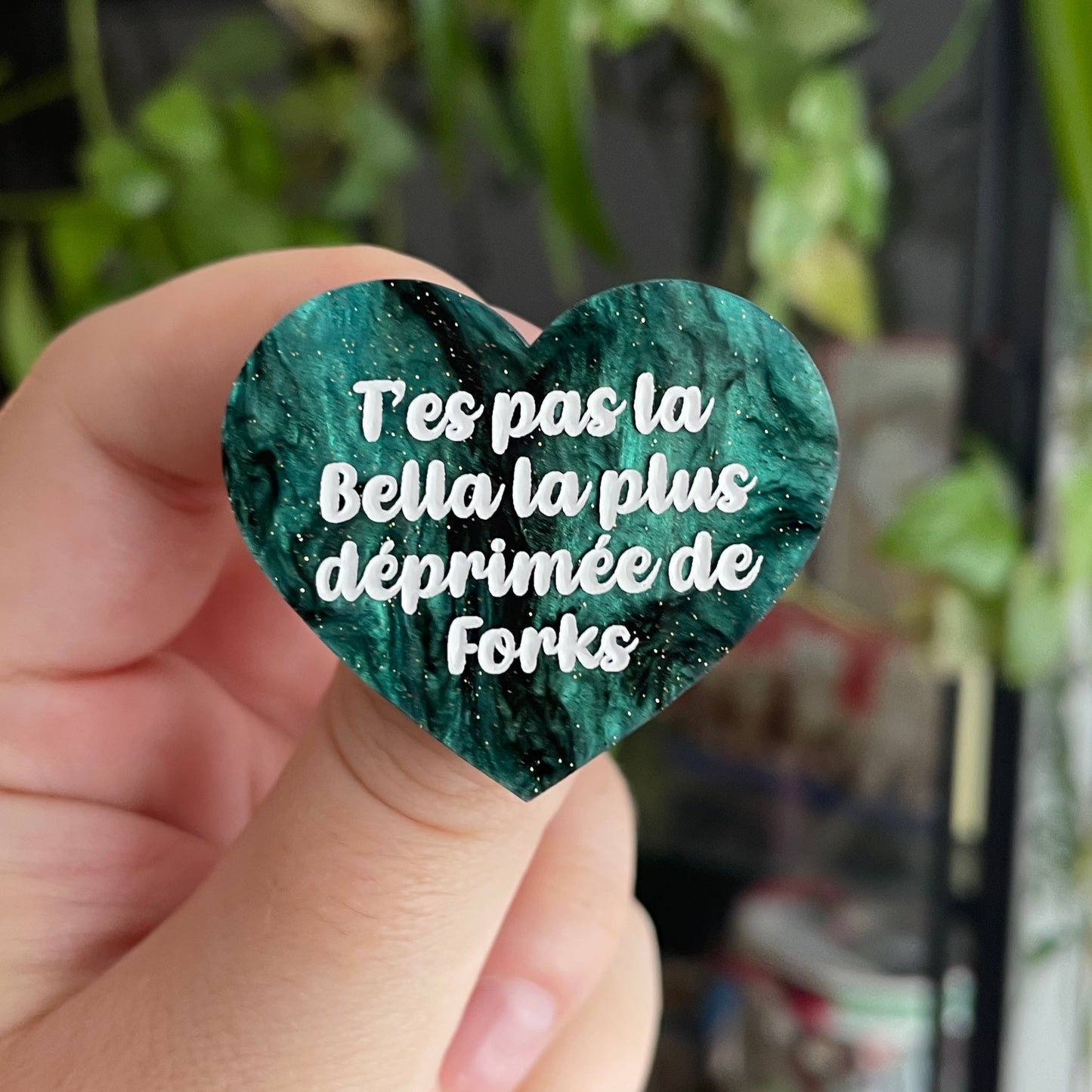 Broche "T'es pas la Bella la plus déprimée de Forks" en acrylique marbrée noire et vert sapin
